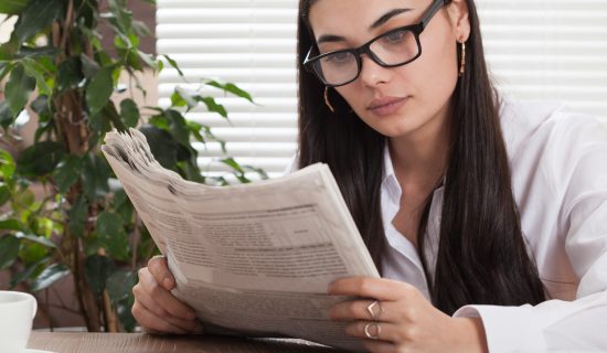 woman-reading-news